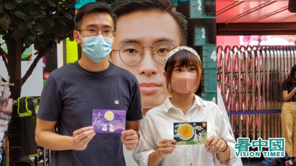民主派發起活動聲援12港人兩小時收六百明信片