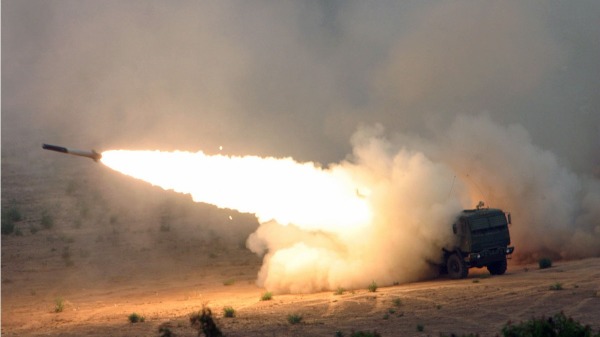 美军 “高机动性火箭炮系统”（HIMARS）发射火箭弹的场景。（图片来源：美国海军陆战队）