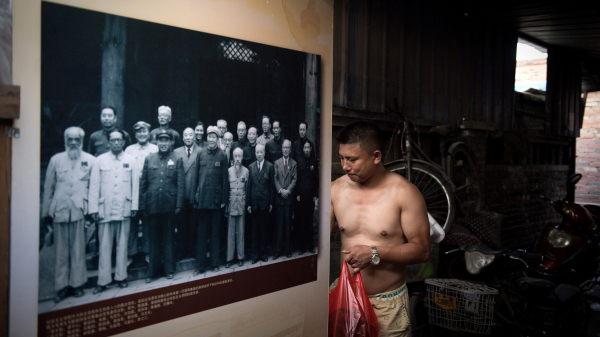 2017年6月20日，一名男子在北京郊區一個北漂移民村的房間外。
