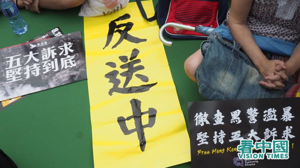 12港人被送中后，基本权利都被剥夺，钟剑华认为，这更证明去年香港人“反送中”之正当性。（图片来源：李天正/看中国）
