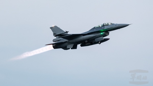 空军嘉义基地F-16V紧急升空拦截。