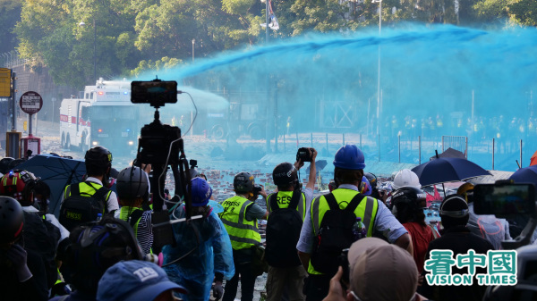 記者在香港反送中運動擔當重要角色，令現場消息第一時間傳播到世界各地。（圖片來源：龐大衛/看中國）