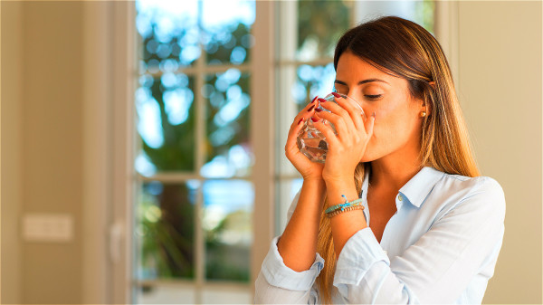 保持每天晨起喝上一杯温开水的好习惯有利健康