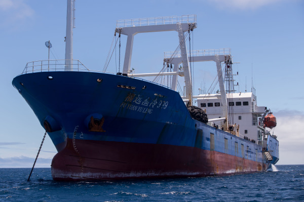 2017年8月25日，厄瓜多尔海军在加拉帕戈斯海洋保护区水域扣押中国捕鱼船。