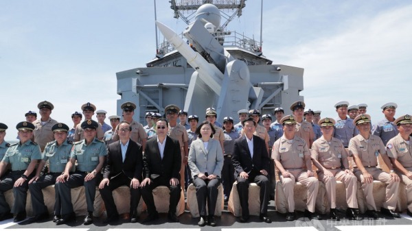 总统蔡英文视导澎湖146舰队，和子仪军舰官兵合影。