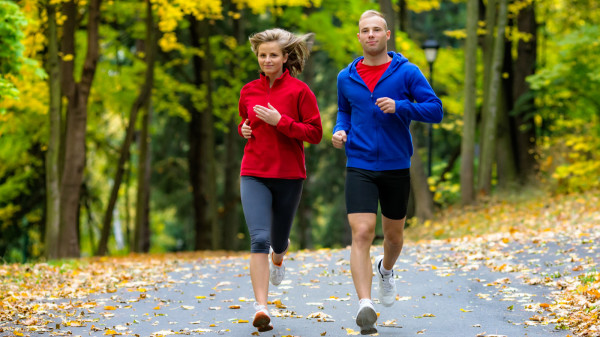 每天坚持小跑步能促进血液流动，增强免疫力，提高心脏活力。