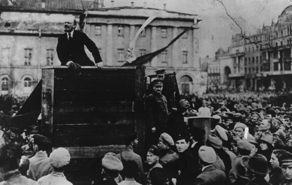1920年5月5日，列宁在莫斯科对要赶赴波苏战争前线的红军士兵发表讲话，在平台左侧站立的正是托洛茨基，苏联官方后来把他从这张照片中抹去了。
