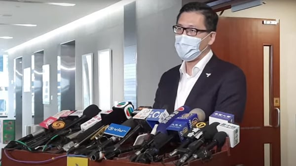 立法会议员林卓廷今（28）日见记者，回应香港电台记者利君雅被针对事件。（图片来源：看中国直播截图）