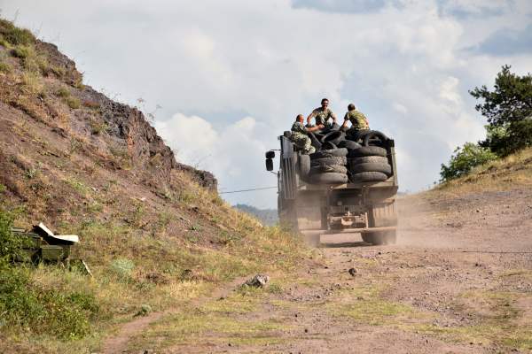 2020年7月15日，亞美尼亞軍人用卡車運輸輪胎以鞏固邊境防衛。