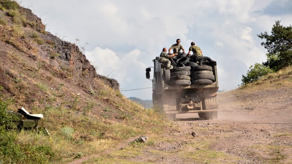 2020年7月15日，亚美尼亚军人用卡车运输轮胎以巩固边境防卫。