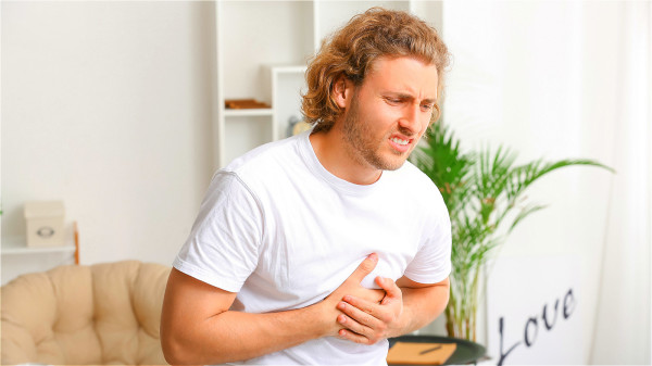 血管堵塞的位置若发生在心脏、肺部等位置，就会出现胸闷气短，胸痛的现象
