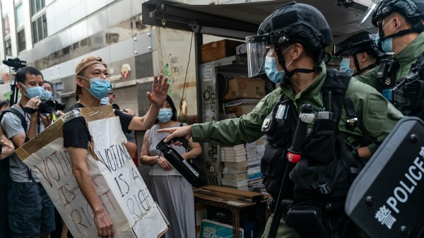 有网民发起于九龙油尖旺一带的大游行，表达“港版国安法”、延后选举和推出健康码等讯息。截至当晚9时，港警至少拘捕了289人。(