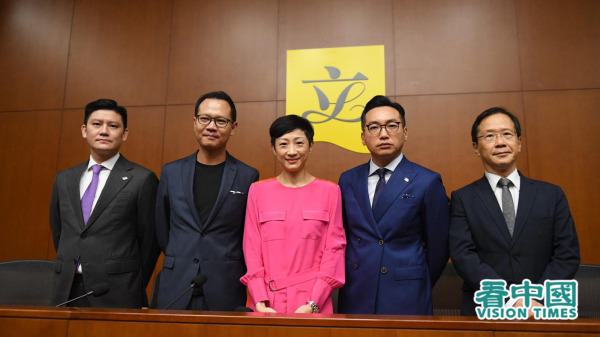 一众公民党立法会议员陪同陈淑庄开记者会，宣布她离开政坛的决定。（图片来源：宇星/看中国）