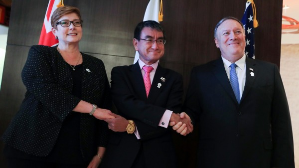 2019年8月1日，澳大利亚外长佩恩（左），日本外交大臣河野太郎和美国国务卿蓬佩奥在曼谷举行的东盟会议期间合影。