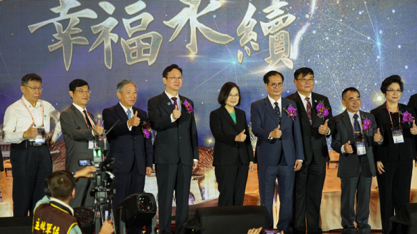 总统蔡英文29日上午出席“世界台湾商会联合总会第26届年会”的开幕典礼，并与侨委会委员长童振源（左4）及台北市长柯文哲（左1）等人合影。
