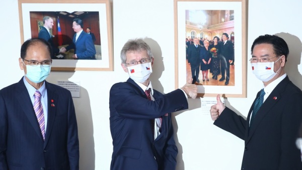外交部长吴钊燮（右）及捷克参议院议长维特齐（中）3日在外交部举办联合记者会，除了参观台捷两国交流的纪念照，两人还比出大拇指表示肯定。
