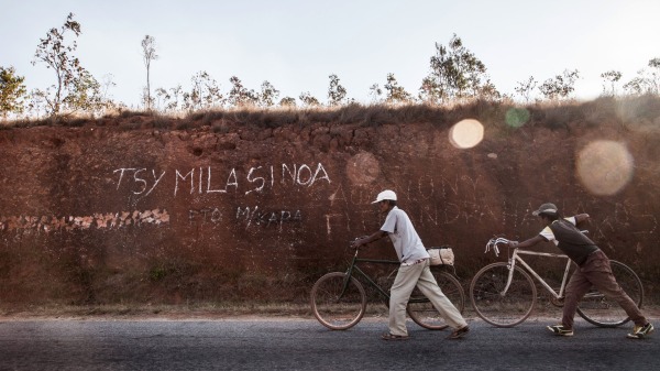 非洲马达加斯加中部一城市里反中的标语（我们不需要中国）