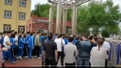 强制内蒙汉化爆冲突外地特警进驻抓人学生绝食对抗(视频图)