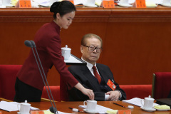 中共兩會上為何有男性服務員為高官倒茶(圖)