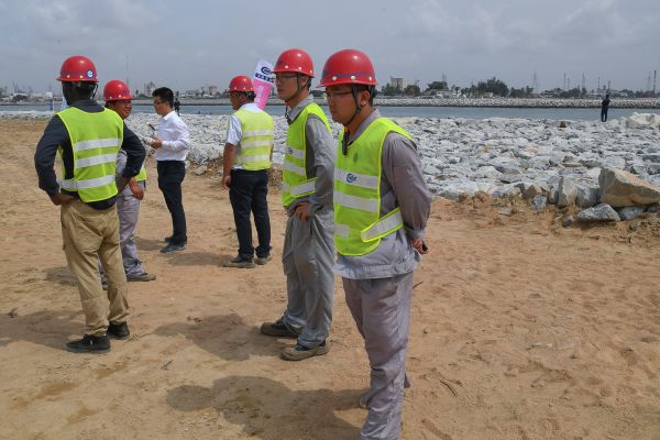 2019年2月21日，在西非阿比讓的中國工人。