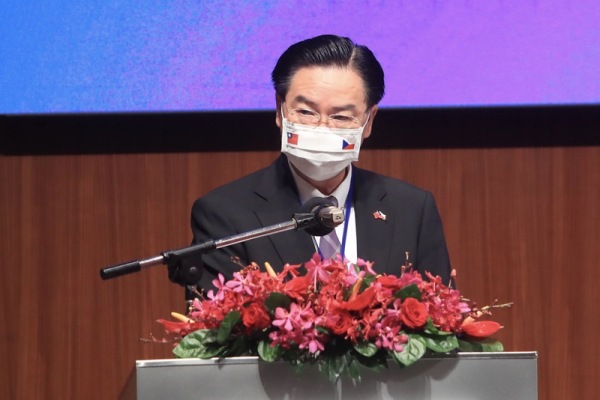 外交部長吳釗燮4日下午出席在台北舉辦的「重組供應鏈：促進理念相近夥伴間之韌性論壇」並致詞。