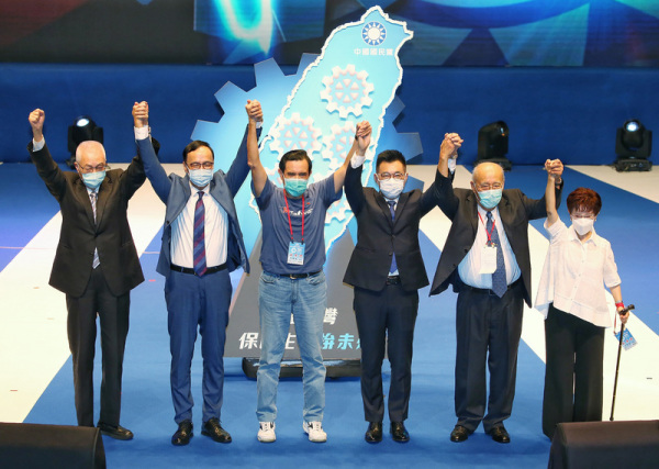 江启臣在中国国民党全国代表大会上除了先行致词外，也安排历任主席及地方党部主委合体秀