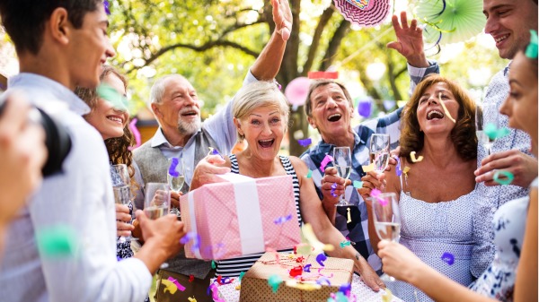 |退休后要适时参加同事们的聚会，才不会让自己与外界隔离了。