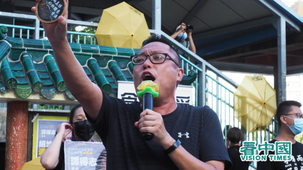 前人民力量副主席譚得志「快必」，因在2020年擺街站時叫「光復香港，時代革命」等口號，被判囚3年4個月。（圖片來源：李天正/看中國）