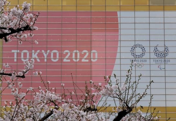 2020年3月30日，一栋建筑物外的东京奥运会和残奥会的徽标。