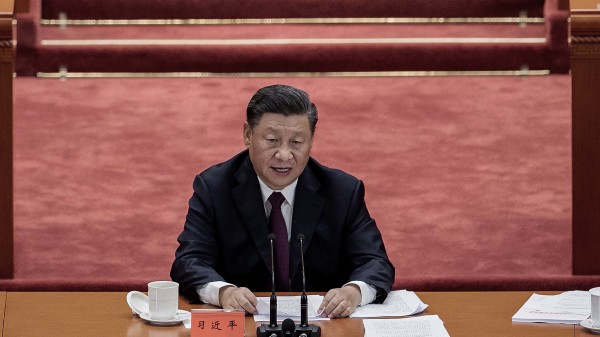 9月8日，中共当局在北京召开全国抗疫表彰大会，习近平在会上发言时表情凝重，连提31次“斗争”。