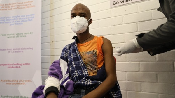 2020年6月24日，一名南非医务工作者给一个受试者注射COVID-19试验疫苗。