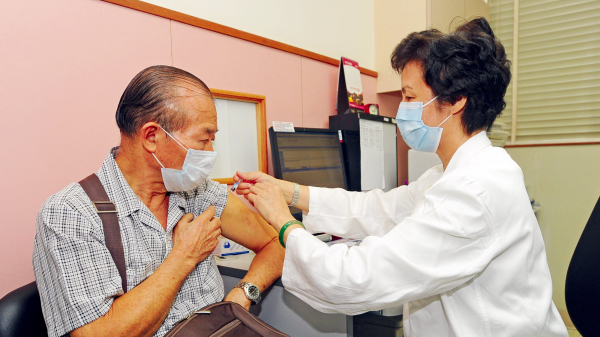 香港藥劑師學會提醒，科興疫苗對長者及免疫系統不全人士的效能，可能降至50%以下，建議勿安排老人接種。（圖片來源：香港政府新聞處）