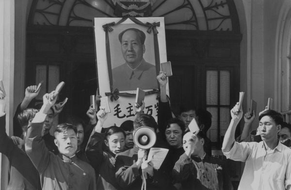 红卫兵在伦敦大使馆外高举毛泽东画像