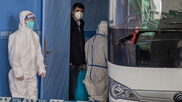 世界卫生组织（WHO）团队成员弗拉基米尔・G・德科夫（Vladimir G.Dedkov，C）抵达武汉调查武汉肺炎病毒的起源。