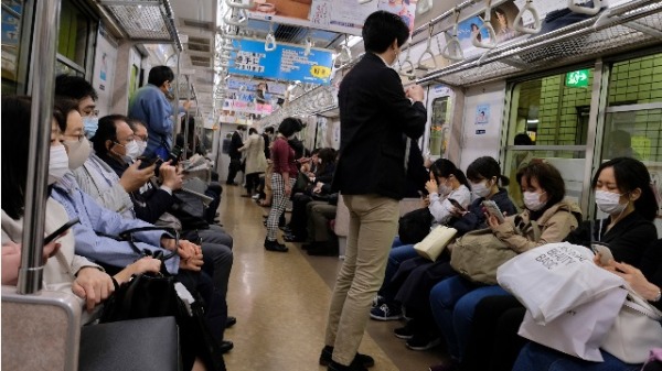 2020年5月7日，日本民众戴着口罩乘坐地铁