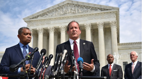 2019年9月9日，美國德州總檢察長帕克斯頓（Ken Paxton）在最高法院門前召開有關調查科技巨頭的記者會（圖片來源：MANDEL NGAN/AFP via Getty Images）