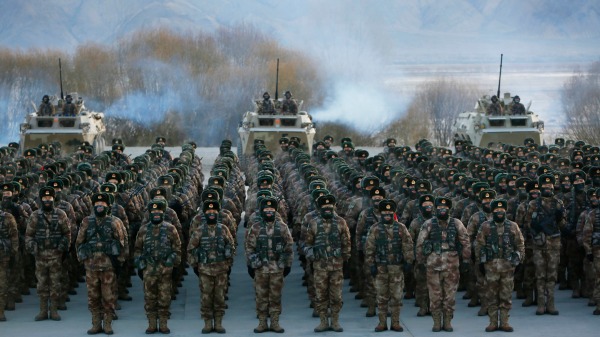 2021年1月4日，中国军队在西北新疆地区喀什的帕米尔山进行军事训练。