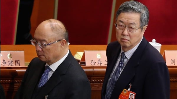 原国开行董事长陈元（左）与前央行行长周小川出席中共两会。