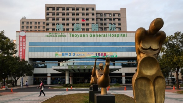 中央流行疫情指揮中心18日宣布進駐醫院成立「前進指揮所」，以遏阻武漢肺炎疫情。