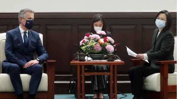 中华民国总统蔡英文接见了英国在台办事处的新任代表，并表示期待两方就投资协定或自由贸易协定来展开对话。