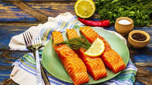 鱼类所含的omega-3脂肪酸对心脏健康非常有益