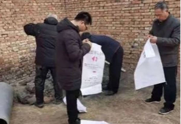 2020年12月，临汾市生态环境局的官员进入村民家中收缴煤炭。（图片来源：自由亚洲电台）