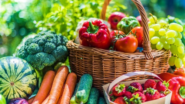 每天吃蔬菜、水果有益健康。