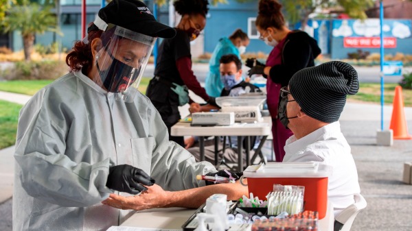 2021年1月19日，美國加州Santa Monica向居民提供免費測試武漢肺炎。（圖片來源：VALERIE MACON/AFP via Getty Images)