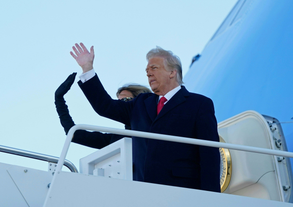 2021年1月20日，川普總統和第一夫人梅拉尼婭乘坐空軍一號離開華府，前往佛羅里達州的海湖莊園開始新的平民生活。（圖片來源：Alex Edelman/AFP via Getty Images）