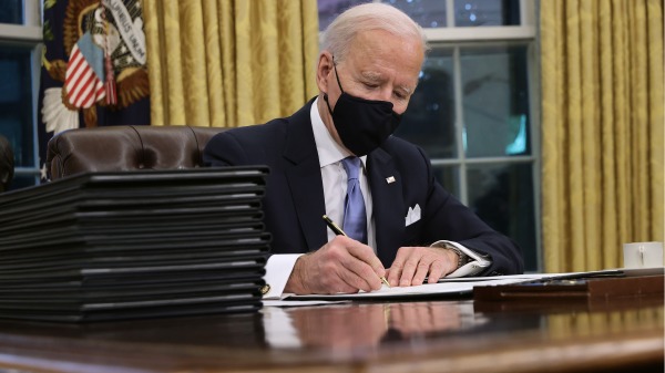2021年1月20日，美國總統拜登上任首日簽署多項行政令（圖片來源：Chip Somodevilla/Getty Images）