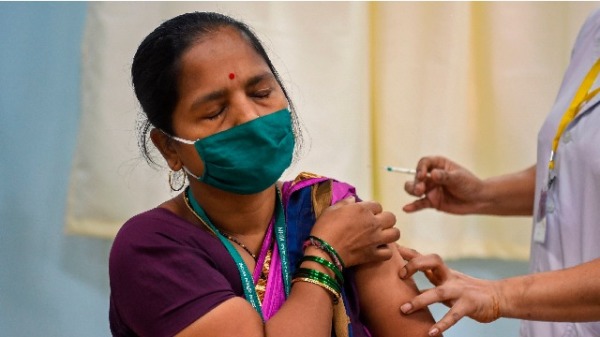 印度孟买妇女接受疫苗注射
