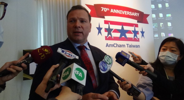 在一份台湾美国商会的调查中，有八成六的会员对于台湾2021年的经济前景表示乐观，创下历年最高记录，美商会的执行长李豪称许“此刻是台湾的黄金年代”。