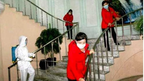 图为朝鲜延山郡恩德院的工人们正在展开消毒工作