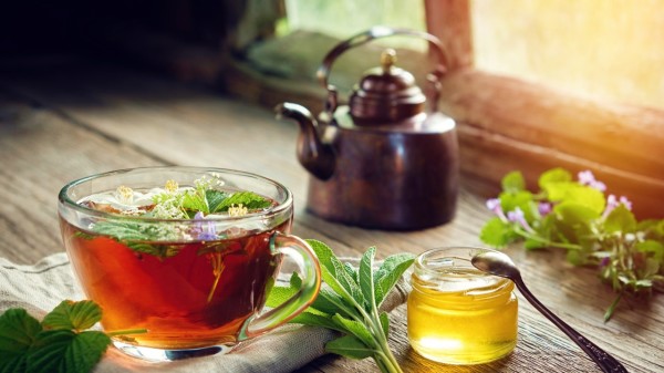 红茶、绿茶、乌龙茶中的化合物能使唾液中的武汉肺炎病毒失去活性，尤其以红茶的效果最好。